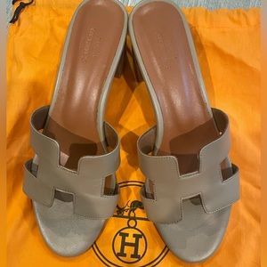 Inspired epsom etoupe oasis sandals with block heel.